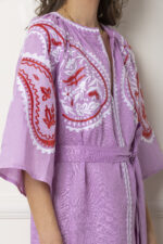 ETOILE CORAL - Μωβ λινό κεντητό με V λαιμόκοψη Areti κοντό φόρεμα - Image 3