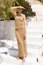 ANCIENT KALLOS - Σετ πλεκτή φούστα και τοπ με ψαροκόκαλο σε χρυσό χρώμα - Image 3